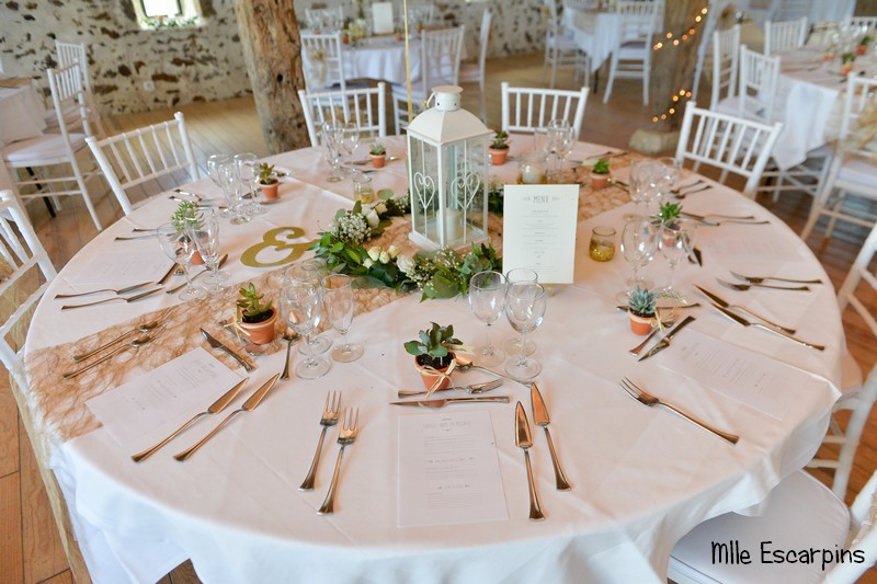 La table des mariés, avec sa couronne de fleurs.
